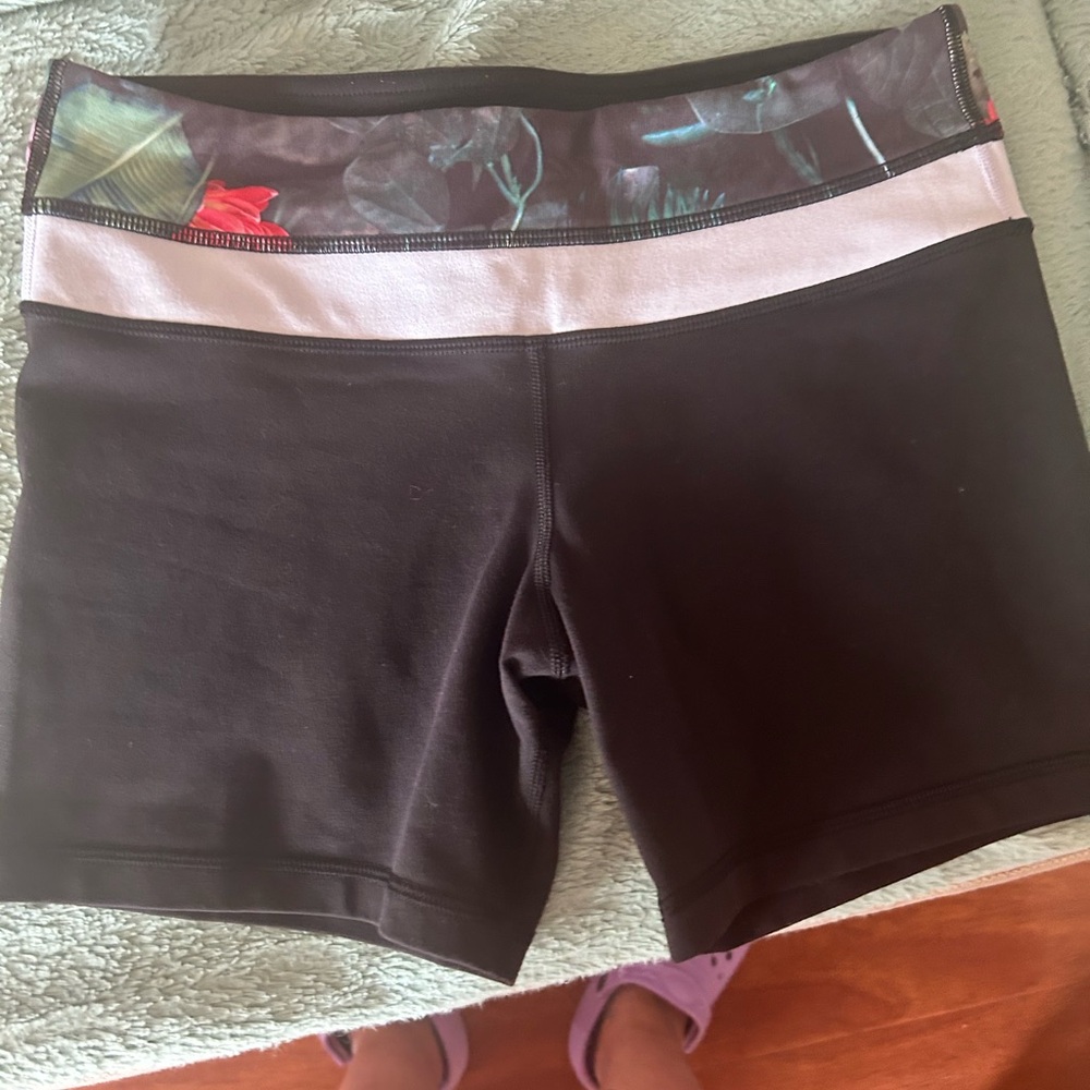 Lululemon size 6 bike shorts excellent condition
